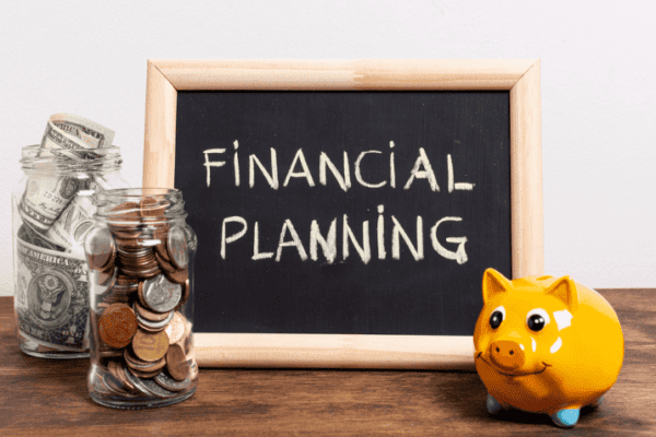 A blackboard with “FINANCIAL PLANNING,” a jar of coins, and a yellow piggy bank, promoting financial planning for entrepreneurs.