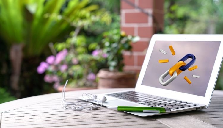 Laptop displaying a digital chain, symbolizing backlinks.